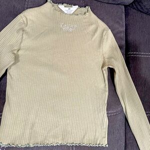 Ribbed green long sleeve fitted shirt with a butterfly, ruffled neck